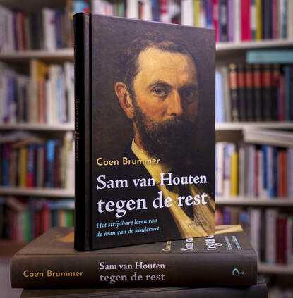 Foto van het boek 'Sam van Houten tegen de rest' voor Coens boekenkast